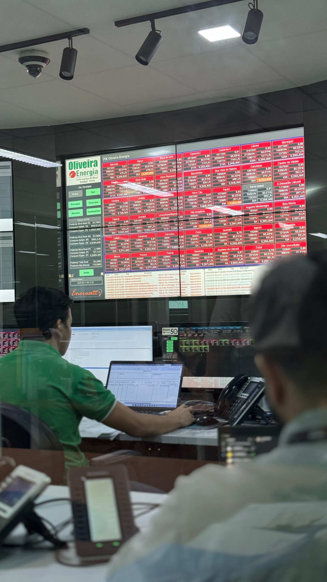 Centro de monitoramento da Oliveira Energia, com painel de telas exibindo o status em tempo real das usinas do interior do Amazonas.